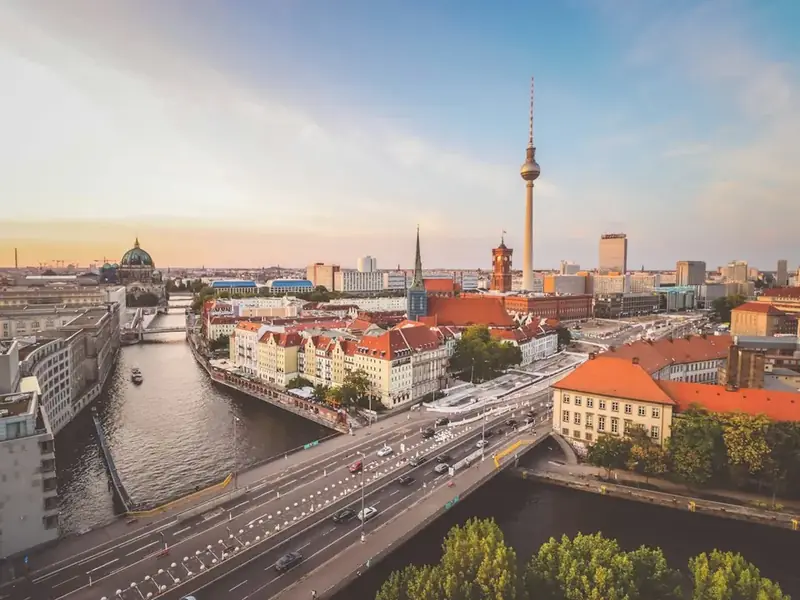Berlin mit Fernsehturm und Spree