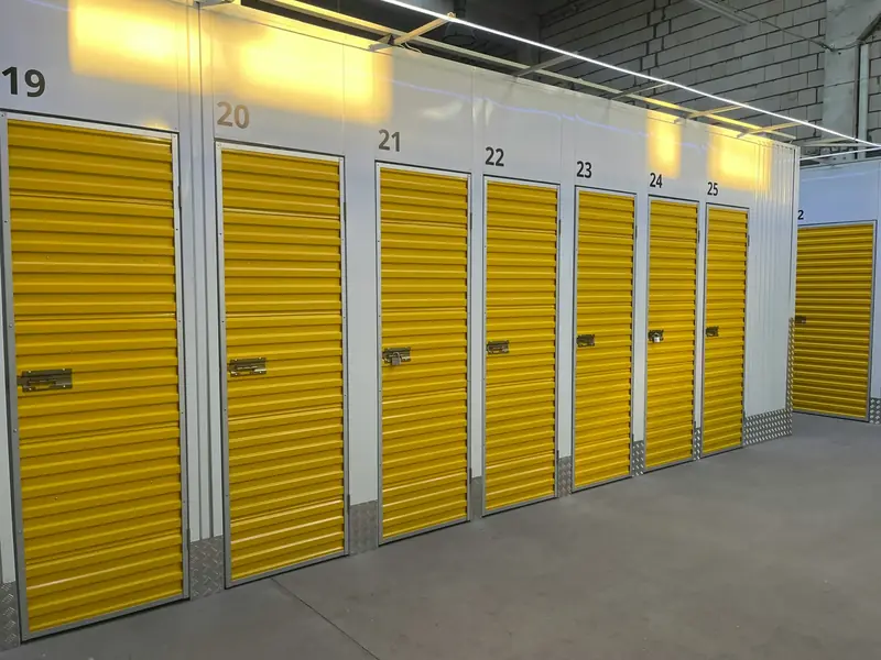 Indoor-Self-Storage mit gelben Rolltoren